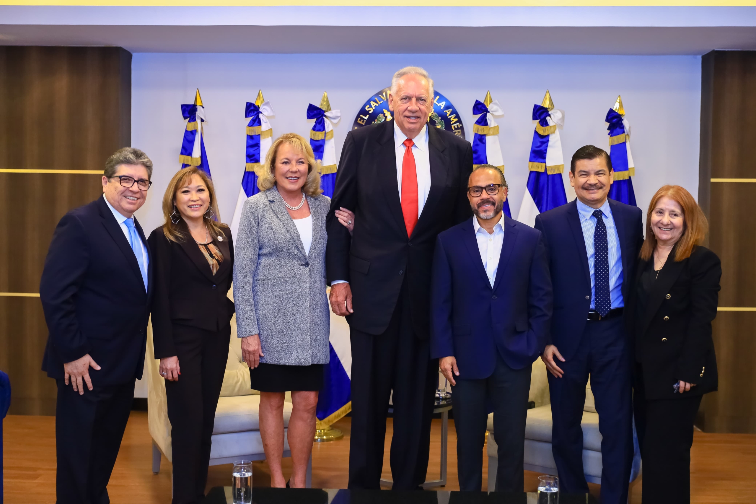 In a historic step for El Salvador, Capitol Ministries launched a Bible Study for executive and legislative leaders inside the halls of Congress.